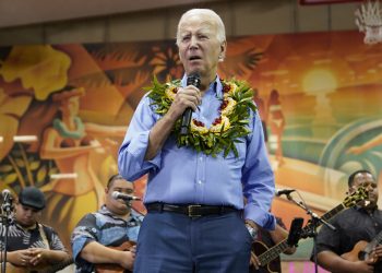 Biden compara los incendios en Hawái con un fuego en la cocina de su casa (VIDEO)