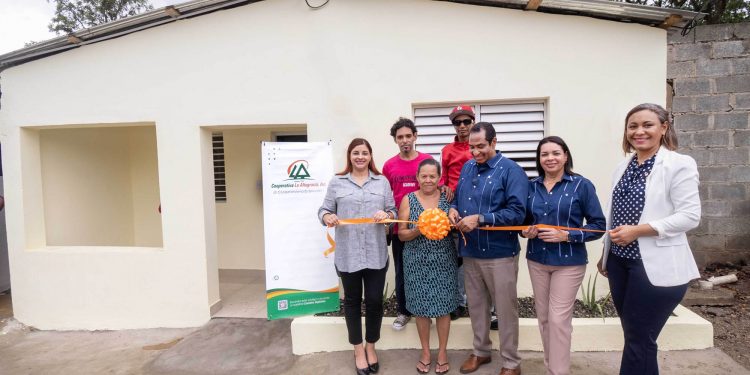 Cooperativa La Altagracia entrega  2 viviendas a familias de Villa Verde