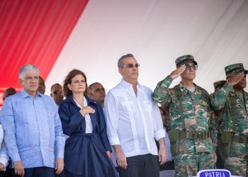 Presidente encabeza Desfile Militar-Policial con motivo 160 aniversario de la Restauración