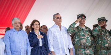 Presidente encabeza Desfile Militar-Policial con motivo 160 aniversario de la Restauración