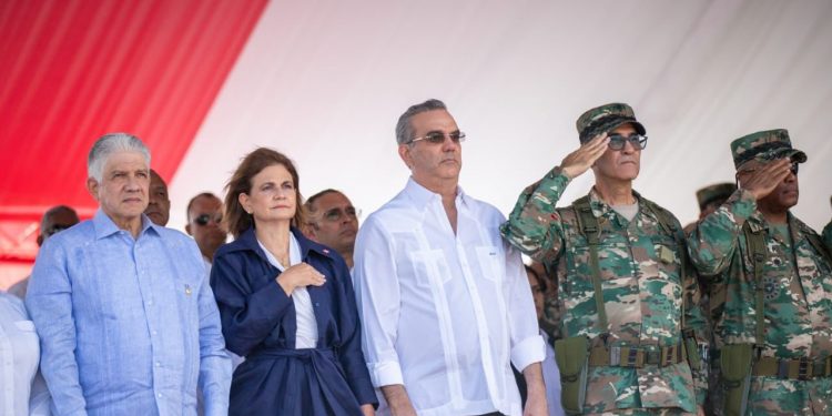 Presidente encabeza Desfile Militar-Policial con motivo 160 aniversario de la Restauración