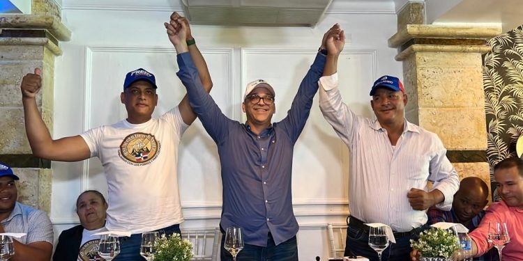 Fredy Fernández recibe respaldo de precandidatos de la Fuerza del Pueblo en Provincia Hermanas Mirabal