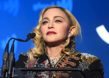 Madonna hizo estallar las redes con un sensual look y un pronunciado escote antes del regreso a los escenarios