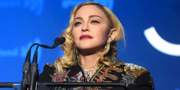Madonna hizo estallar las redes con un sensual look y un pronunciado escote antes del regreso a los escenarios