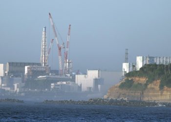 Japón comienza a verter al océano el agua de Fukushima