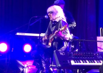 José Feliciano hace empatía con el público cantando y haciendo chistes