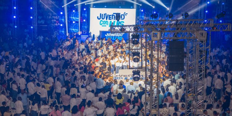 Jóvenes de todo el país se reúnen en Santiago para pedirle cuatro años más Abinader