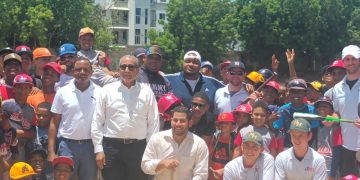 Juan Tomás gestionó la donación de útiles deportivos para la Academia de Béisbol Berengué