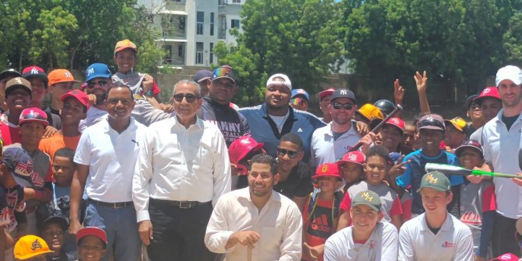 Juan Tomás gestionó la donación de útiles deportivos para la Academia de Béisbol Berengué