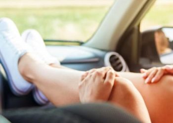 La fuerte imagen que muestra porque no debes poner los pies en el tablero del carro