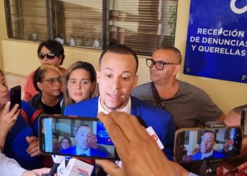 Abogado Nelson Peralta deposita querella contra agencia Lun Travel por estaf