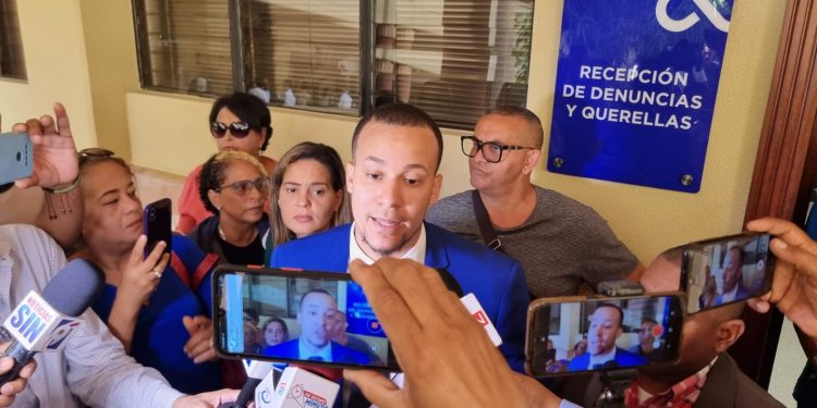 Abogado Nelson Peralta deposita querella contra agencia Lun Travel por estaf