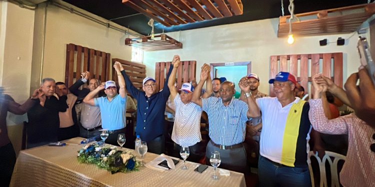 Líderes provinciales del PLD y FP en Blanco Arriba y Villa Tapia pasaron a respaldar a Fredy Fernández precandidato a senador por Salcedo