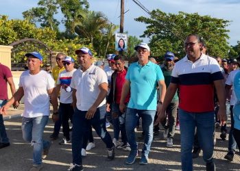 Cientos de militantes y simpatizantes del PRM recorren Villa Tapia en apoyo a Fredy Fernández a la senador por Hermanas Mirabal
