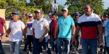 Cientos de militantes y simpatizantes del PRM recorren Villa Tapia en apoyo a Fredy Fernández a la senador por Hermanas Mirabal