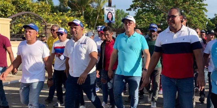 Cientos de militantes y simpatizantes del PRM recorren Villa Tapia en apoyo a Fredy Fernández a la senador por Hermanas Mirabal