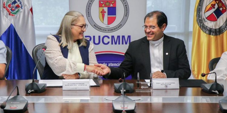 PUCMM y ADOMPRETUR firman acuerdo de capacitación para la Prensa turística  