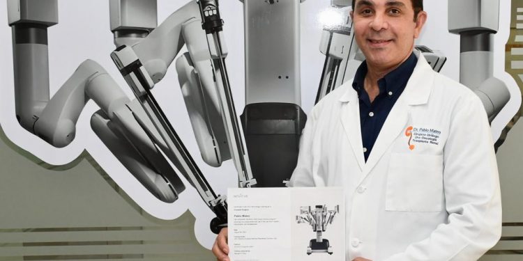Doctor Pablo Mateo certificado como cirujano de consola robótica
