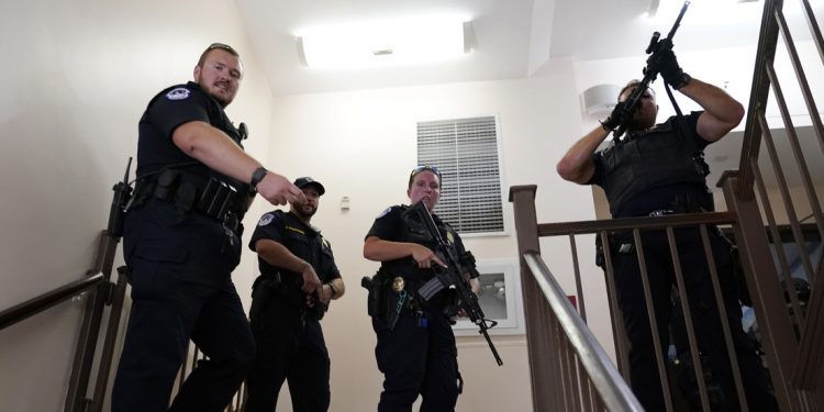 Evacuaron el Senado de EEUU: intentan determinar si hay un hombre armado