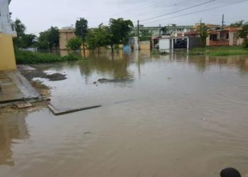 Residentes de Prados de La Caña piden auxilio de la CAASD y MOPC frente a la tormenta Franklin