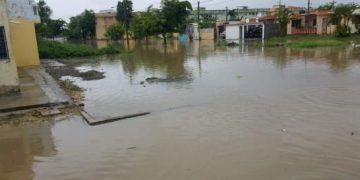 Residentes de Prados de La Caña piden auxilio de la CAASD y MOPC frente a la tormenta Franklin