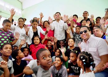 Roberto Ángel encabeza jornadas sociales en Los Alcarrizos y Pedro Brand que impactan afectados por la tormenta Franklin