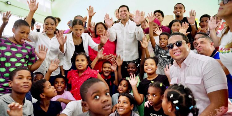 Roberto Ángel encabeza jornadas sociales en Los Alcarrizos y Pedro Brand que impactan afectados por la tormenta Franklin