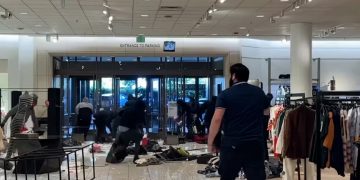 Entraron a otra tienda de lujo en Los Ángeles y robaron más de 300 mil dólares en mercadería
