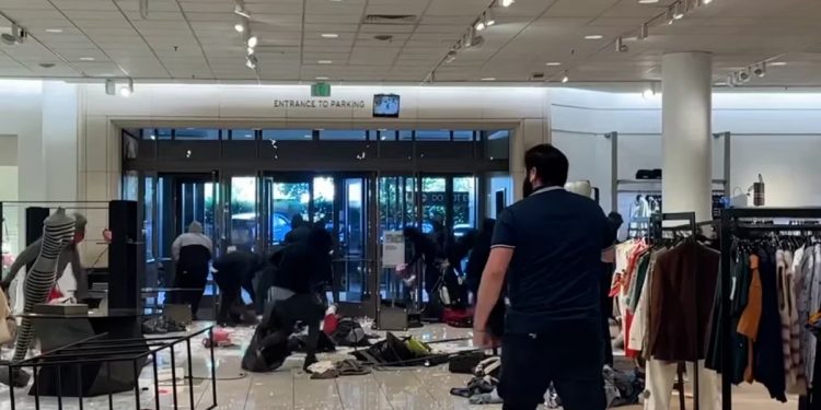 Entraron a otra tienda de lujo en Los Ángeles y robaron más de 300 mil dólares en mercadería