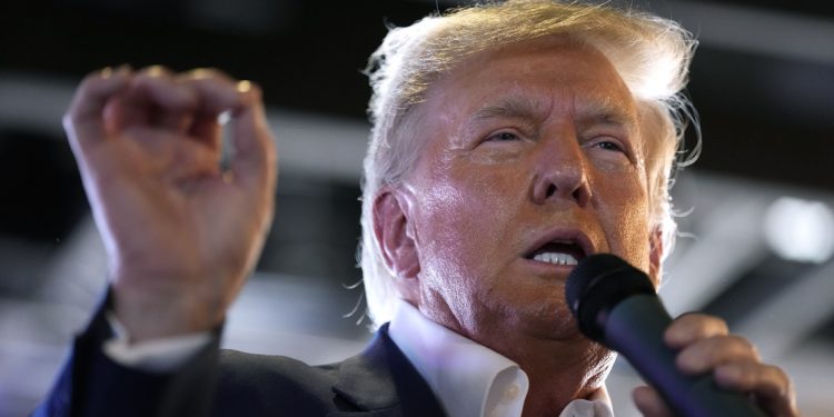 «Nuestro país se está yendo al infierno»: Trump lanza una advertencia sobre el dólar