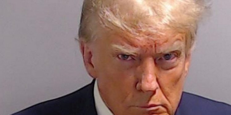 Trump, libre tras un fugaz pero inédito arresto en su cuarta causa penal