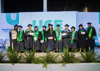 UCE entrega a la sociedad 432 nuevos profesionales en su CXLIII investidura de grado
