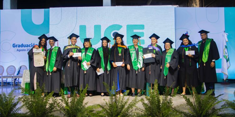 UCE entrega a la sociedad 432 nuevos profesionales en su CXLIII investidura de grado