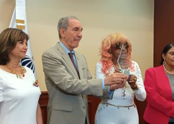 MESCYT reconoce trayectoria de Fefita La Grande