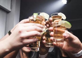 El consumo de alcohol durante la menopausia puede elevar el riesgo de enfermedades graves