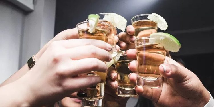 El consumo de alcohol durante la menopausia puede elevar el riesgo de enfermedades graves