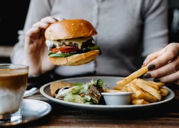 Cuáles son los alimentos que se deben evitar antes de viajar en avión