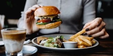 Cuáles son los alimentos que se deben evitar antes de viajar en avión