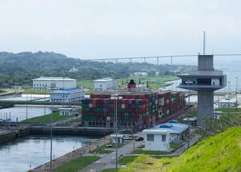 El Canal de Panamá prevé una caída de USD 200 millones en 2024 por la falta de agua que limita sus operaciones
