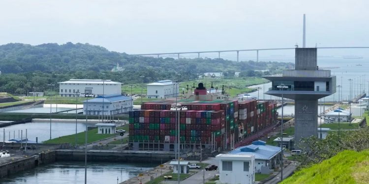 El Canal de Panamá prevé una caída de USD 200 millones en 2024 por la falta de agua que limita sus operaciones
