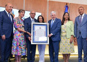 Senado reconoce trayectoria del cirujano Rafael Sánchez Español
