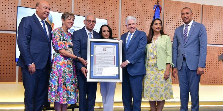 Senado reconoce trayectoria del cirujano Rafael Sánchez Español