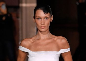 Bella Hadid vuelve al trabajo tras su enfermedad