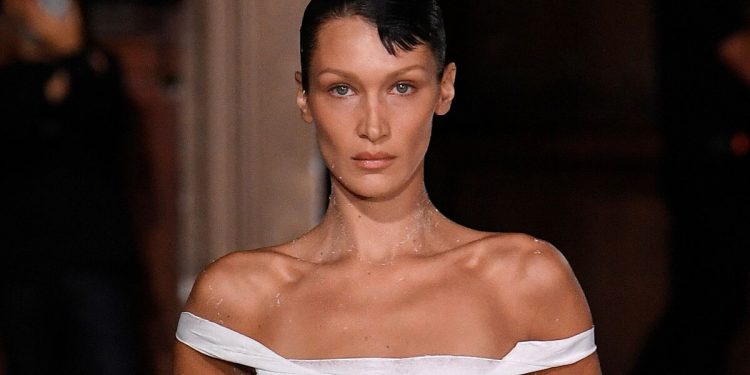 Bella Hadid vuelve al trabajo tras su enfermedad