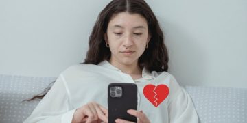 ¿Es mejor para tu salud mental borrar las fotos de tu ex en redes sociales?