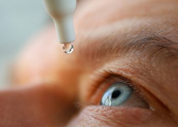 Retiran en EE.UU. otra marca de gotas oculares potencialmente contaminadas con bacterias mortales