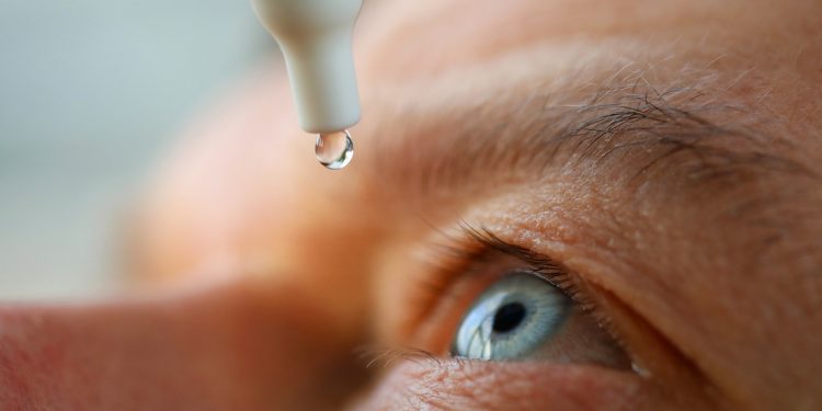 Retiran en EE.UU. otra marca de gotas oculares potencialmente contaminadas con bacterias mortales