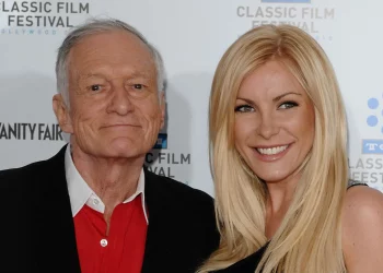 Una de las viudas de Hugh Hefner contó que el fundador de Playboy consumió tanto viagra que terminó sordo