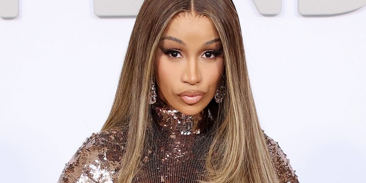 El micrófono que Cardi B le lanzó a una mujer durante su concierto supera los US$30,000 en subasta