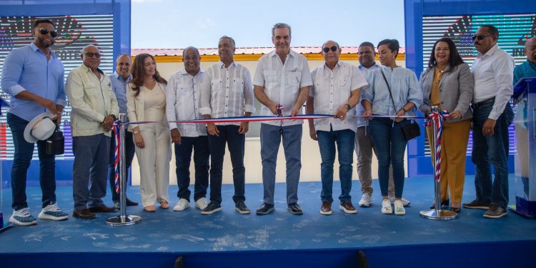 Abinader entrega más de 300 títulos de propiedad en Montecristi; inaugura centro de INFOTEP y hotel Wyndham Garden El Morro